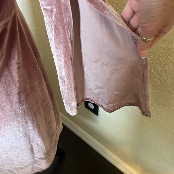 Velvet pink cold shoulder dress - Picture 2 of 3